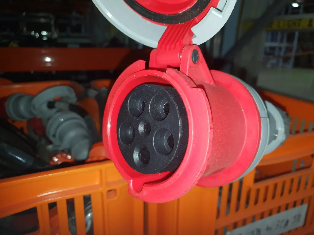 63amp 3phase power - Feed Only(Ceeform)